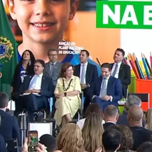 Lula sanciona Plano Nacional de Educação e critica escolas cívico-militares